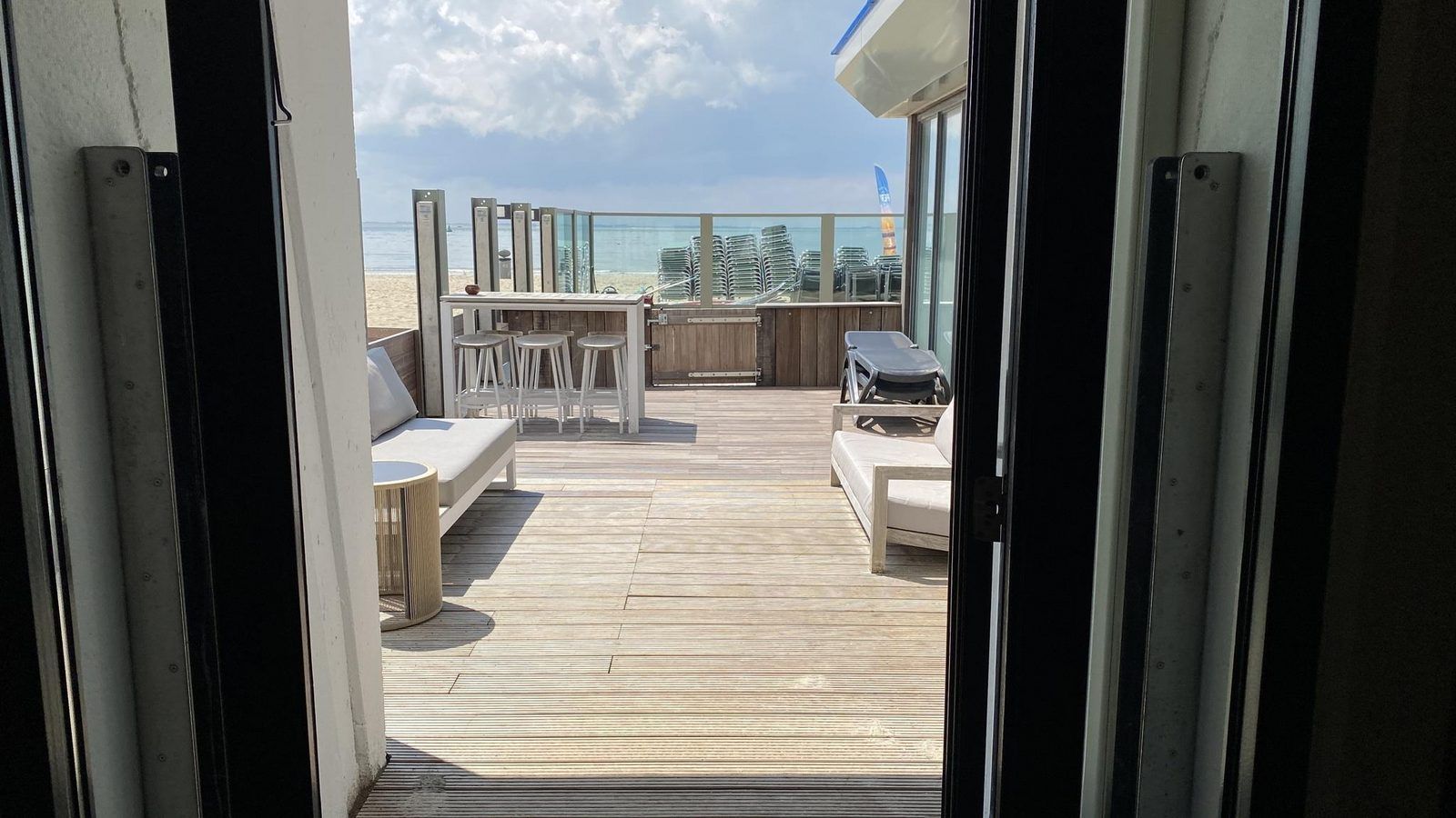 Uitzicht vanaf de veranda van VZ675 Strandwoning Vlissingen 4p in Vlissingen, Walcheren, Zeeland richting het strand.