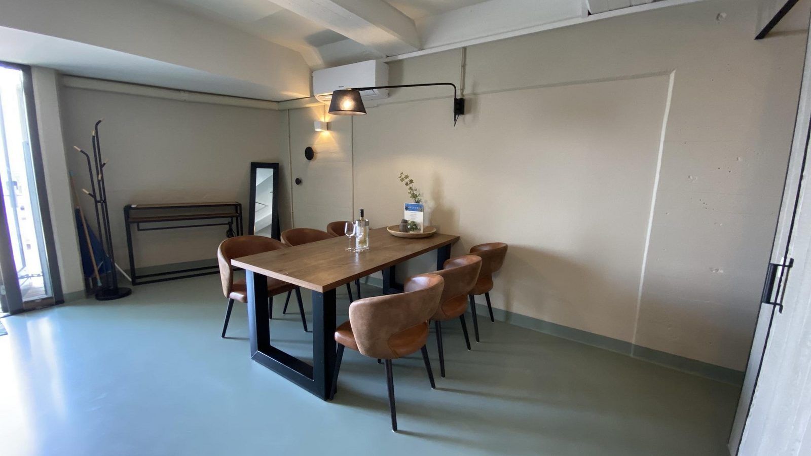 Eetkamer met houten tafel en stoelen in VZ675 Strandwoning Vlissingen 4p in Vlissingen, Walcheren, Zeeland.