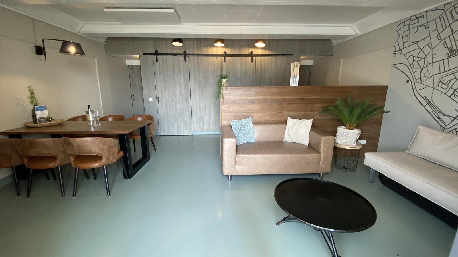 Open leefruimte in VZ675 Strandwoning Vlissingen 4p in Vlissingen, Walcheren, Zeeland met comfortabele banken.