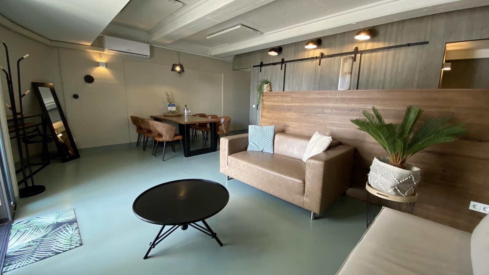 Moderne eetruimte in VZ675 Strandwoning Vlissingen 4p in Vlissingen, Walcheren, Zeeland met stijlvolle verlichting.