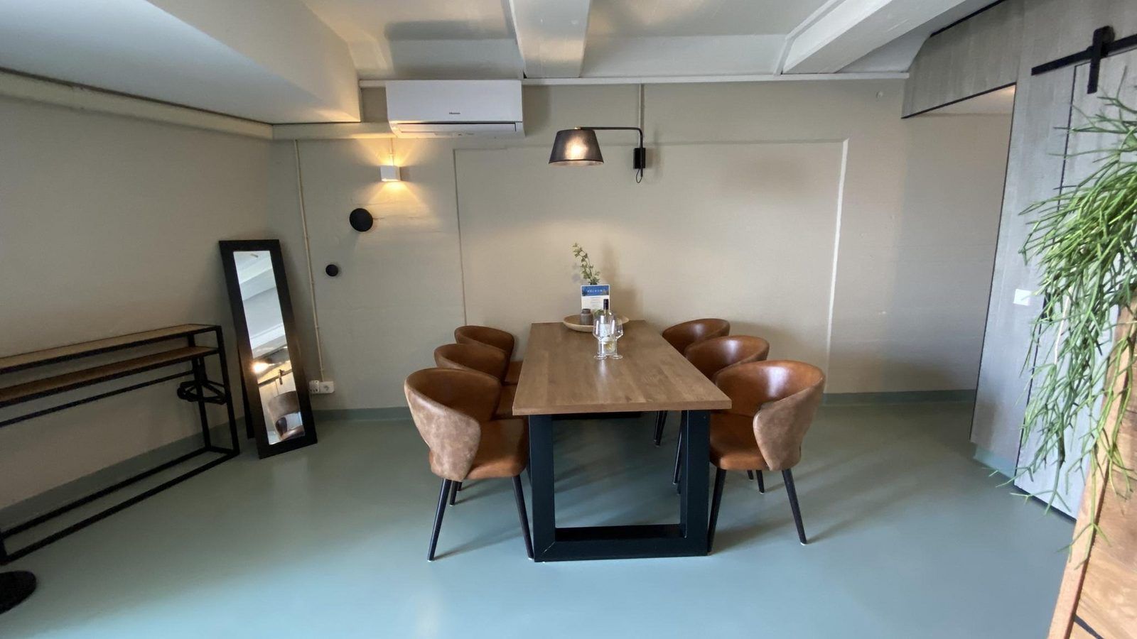 Gezellige woonkamer van VZ675 Strandwoning Vlissingen 4p in Vlissingen, Walcheren, Zeeland met planten en decoratie.