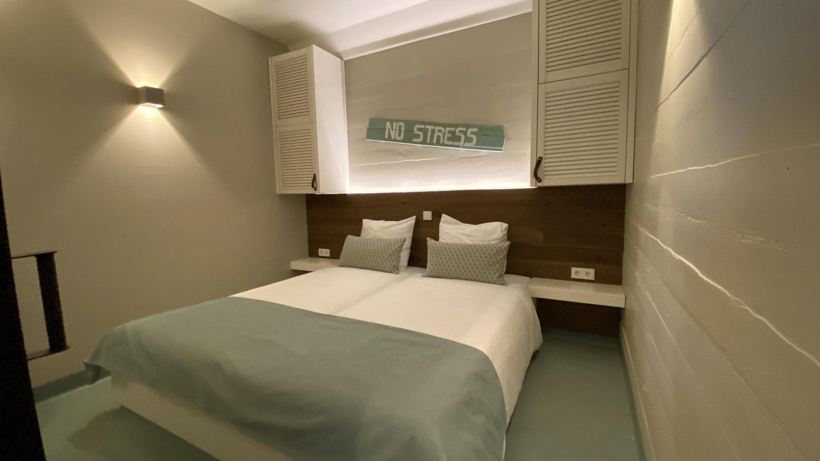 Sfeervolle slaapkamer in VZ675 Strandwoning Vlissingen 4p in Vlissingen, Walcheren, Zeeland met tweepersoonsbed.