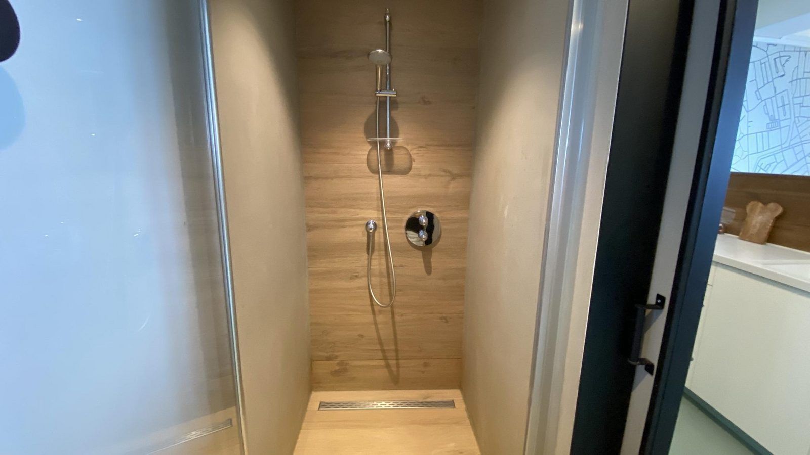 Badkamer met wastafel en spiegel in VZ675 Strandwoning Vlissingen 4p in Vlissingen, Walcheren, Zeeland.