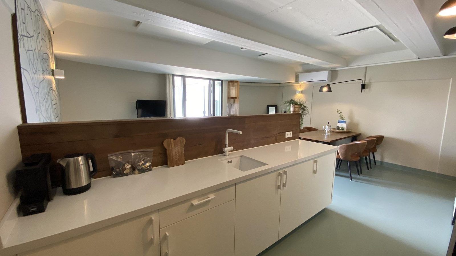 Moderne douche in VZ675 Strandwoning Vlissingen 4p in Vlissingen, Walcheren, Zeeland met glazen deur.