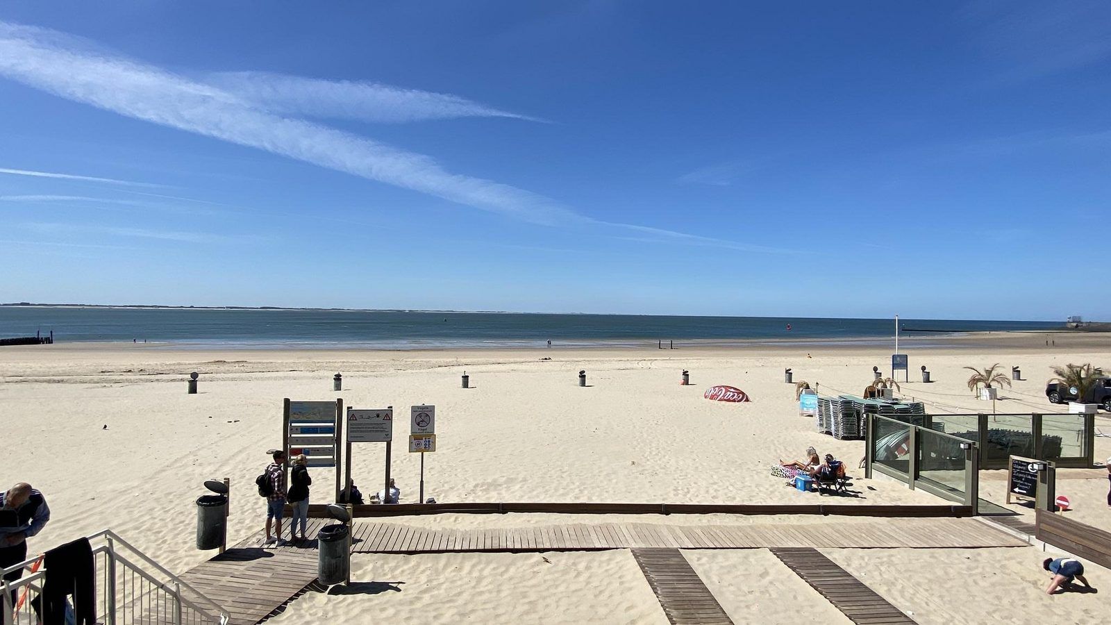 Keuken in VZ675 Strandwoning Vlissingen 4p in Vlissingen, Walcheren, Zeeland met moderne apparatuur.
