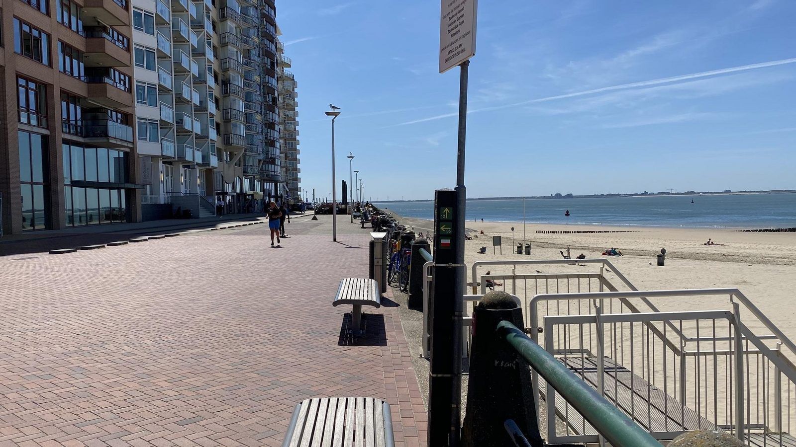 Zicht op de zee vanaf het strand bij VZ675 Strandwoning Vlissingen 4p in Vlissingen, Walcheren, Zeeland.
