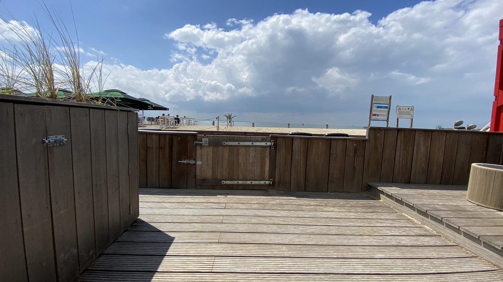 Strandomgeving bij VZ675 Strandwoning Vlissingen 4p in Vlissingen, Walcheren, Zeeland met houten terras.