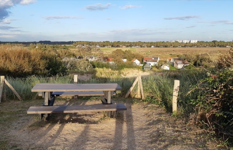 Uitzicht op de omgeving van Vakantiehuisje in Vlissingen, Walcheren, met weids landschap en picknicktafel.