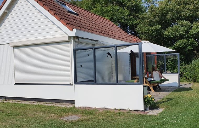Gezellige veranda bij Vakantiehuisje in Vlissingen, ideaal voor ontspannen avonden in Walcheren, Zeeland.