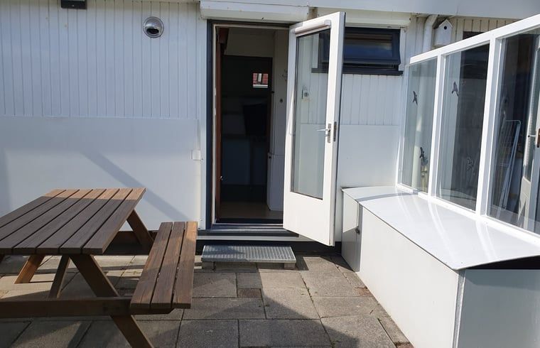 Ingang van Vakantiehuisje in Vlissingen met uitnodigend terras, perfect voor een vakantie in Walcheren, Zeeland.