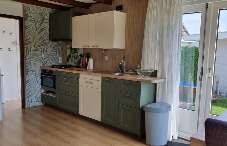 Moderne keuken in Vakantiehuisje in Vlissingen, perfect voor een comfortabele vakantie in Walcheren, Zeeland.