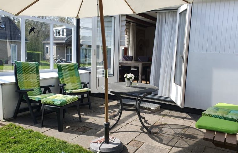 Buitenruimte met comfortabele stoelen bij Vakantiehuisje in Vlissingen, ideaal voor ontspanning in Walcheren.