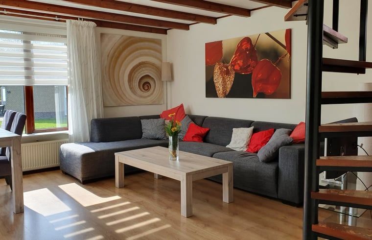 Gezellige woonkamer in Vakantiehuisje in Vlissingen, ideaal voor een ontspannen verblijf in Walcheren, Zeeland.