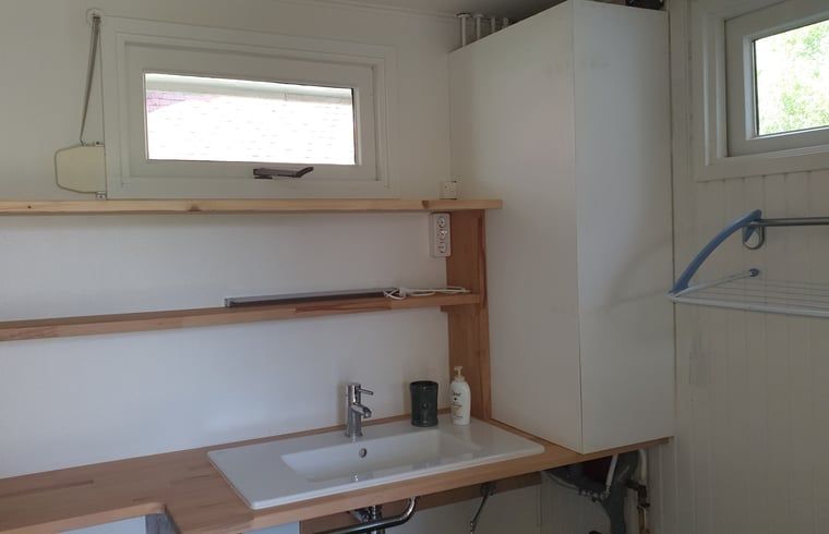 Praktische badkamer in Vakantiehuisje in Vlissingen, ideaal voor een comfortabel verblijf in Walcheren, Zeeland.