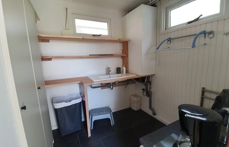 Badkamer met moderne voorzieningen in Vakantiehuisje in Vlissingen, perfect voor een vakantie in Zeeland.