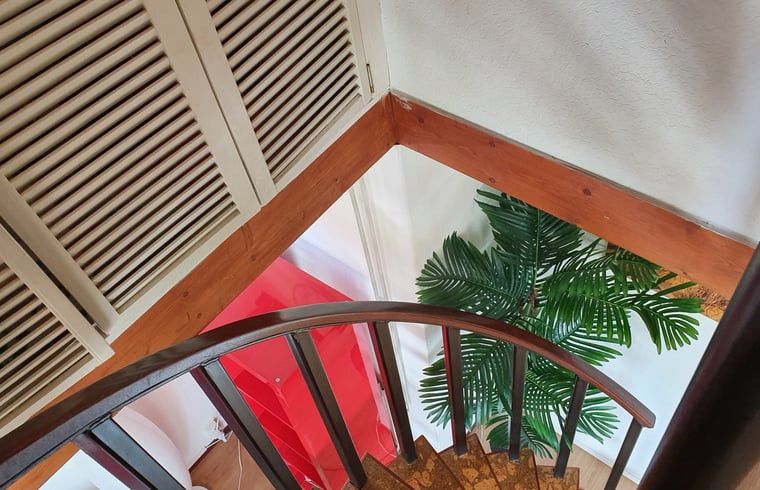 Trap in Vakantiehuisje in Vlissingen, Walcheren, leidt naar de bovenverdieping van de vakantiewoning.