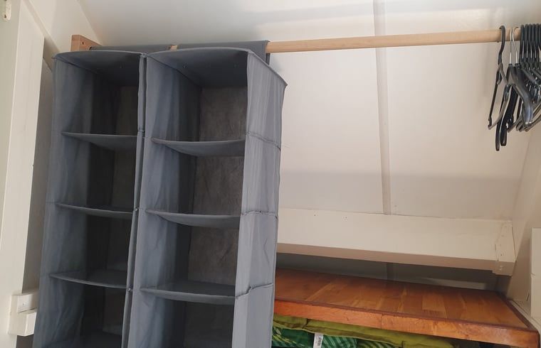 Praktische opbergruimte in Vakantiehuisje in Vlissingen, ideaal voor een georganiseerde vakantie in Zeeland.