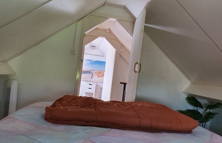 Slaapkamer met rustgevende sfeer in Vakantiehuisje in Vlissingen, ideaal voor een goede nachtrust in Walcheren.