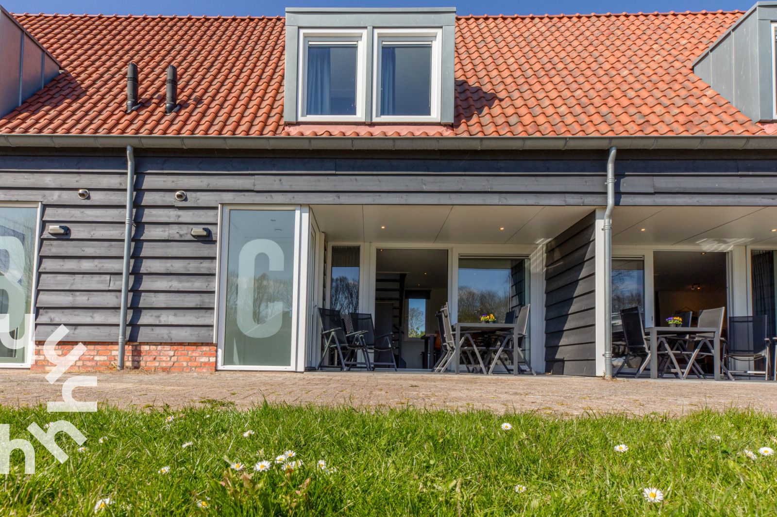 Vakantiehuis ZE1447 in Aagtekerke met zonnige veranda en tuinzicht op Walcheren, Zeeland.