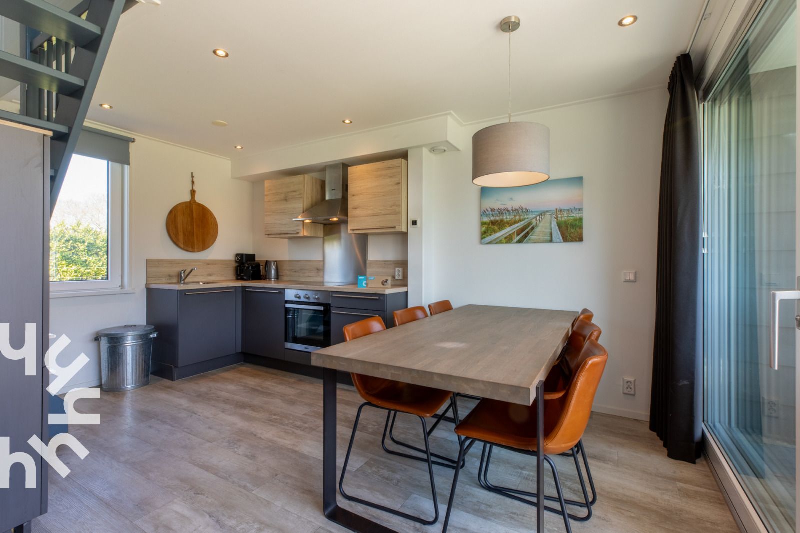 Eettafel op terras van vakantiehuis ZE1447 in Aagtekerke, Walcheren, Zeeland.