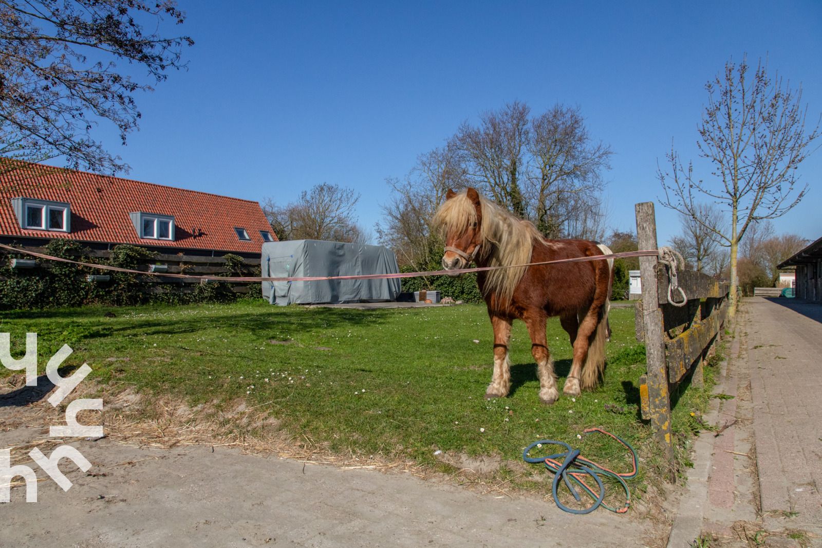 Eetkamer met uitzicht op terras in vakantiehuis ZE1447, Aagtekerke, Walcheren, Zeeland.