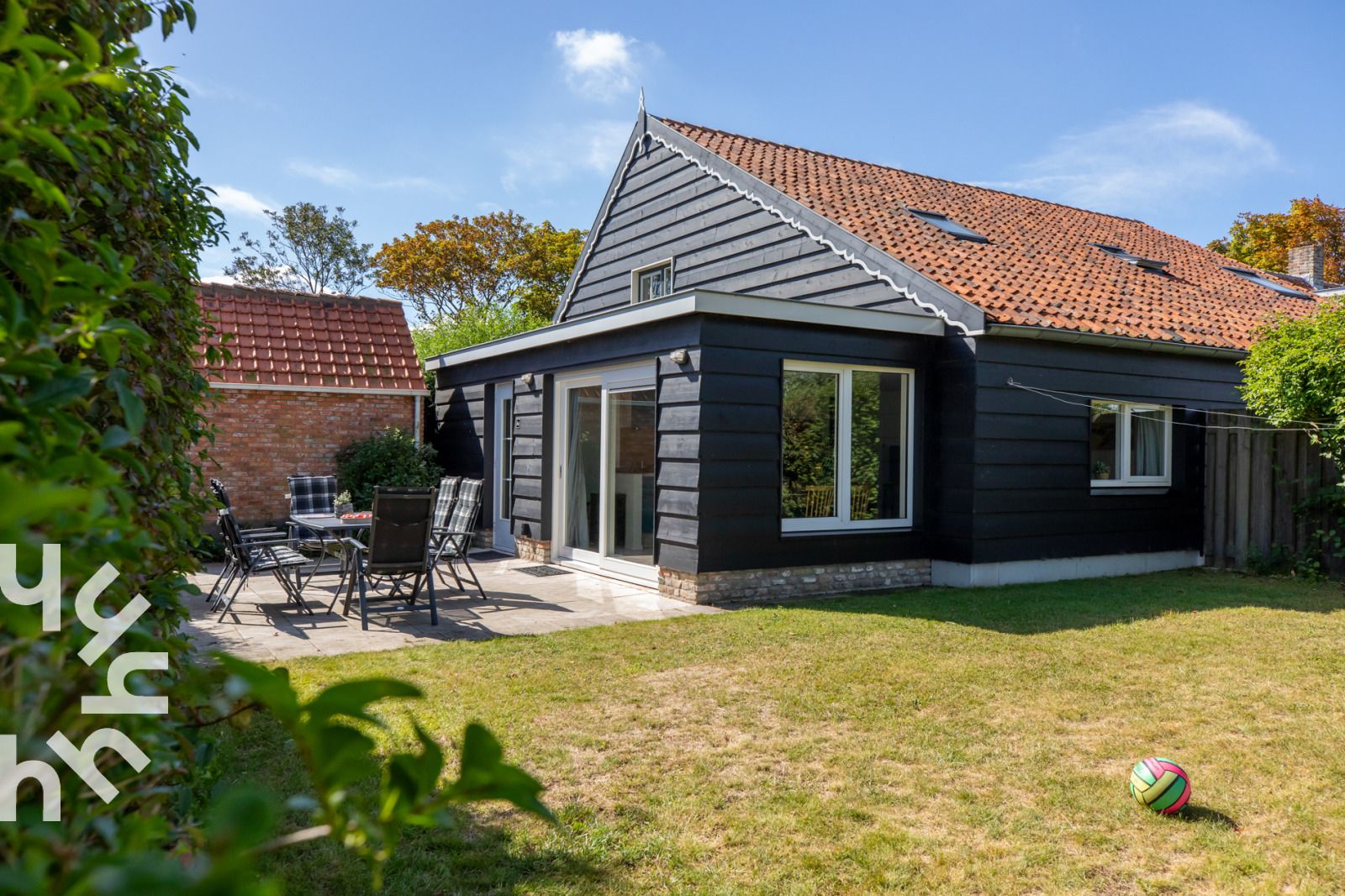 Luftaufnahme des Ferienhauses ZE257 in Aagtekerke, Walcheren, Zeeland, umgeben von Feldern.