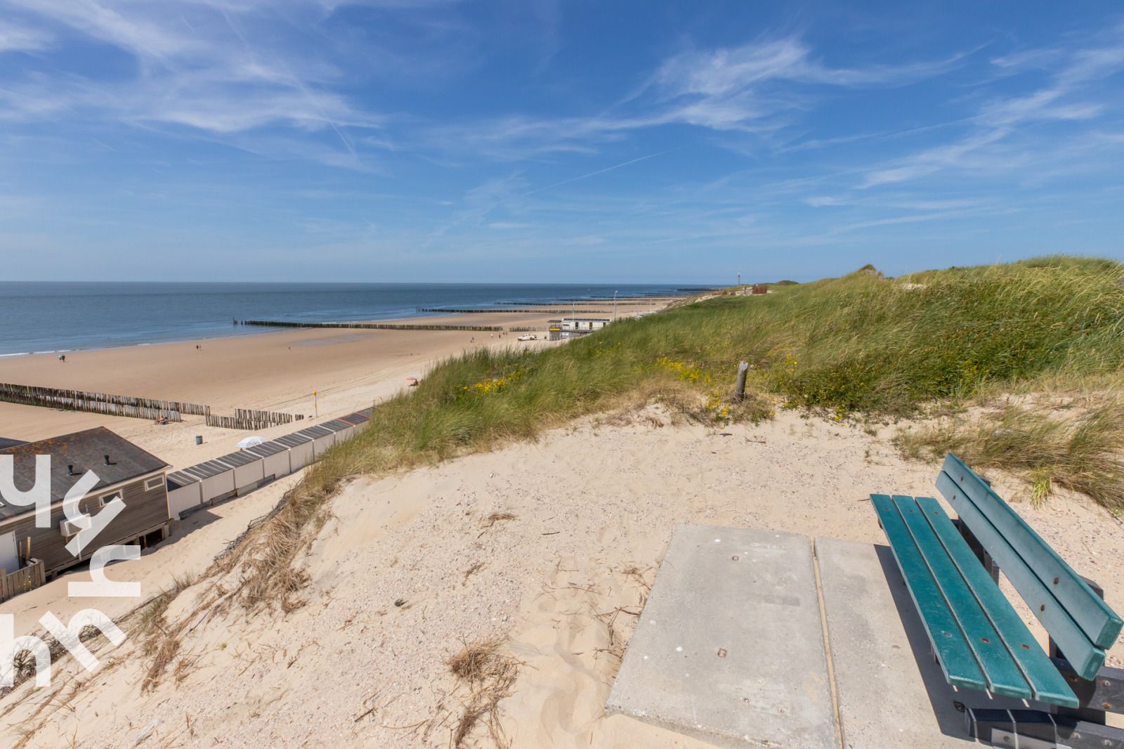Geraeumiges Esszimmer im Ferienhaus ZE257 in Aagtekerke, Walcheren, Zeeland mit Blick auf den Garten.