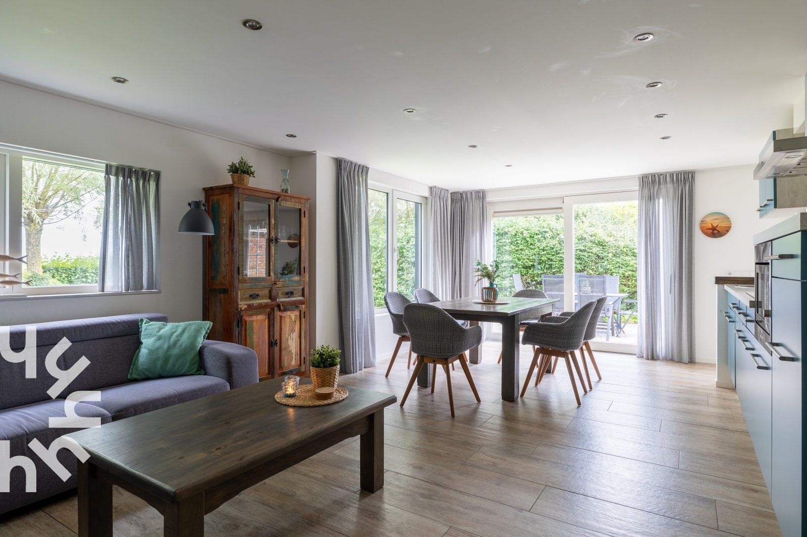 Hinterhof des Ferienhauses ZE257 in Aagtekerke, Walcheren, Zeeland mit Terrasse und Rasen.