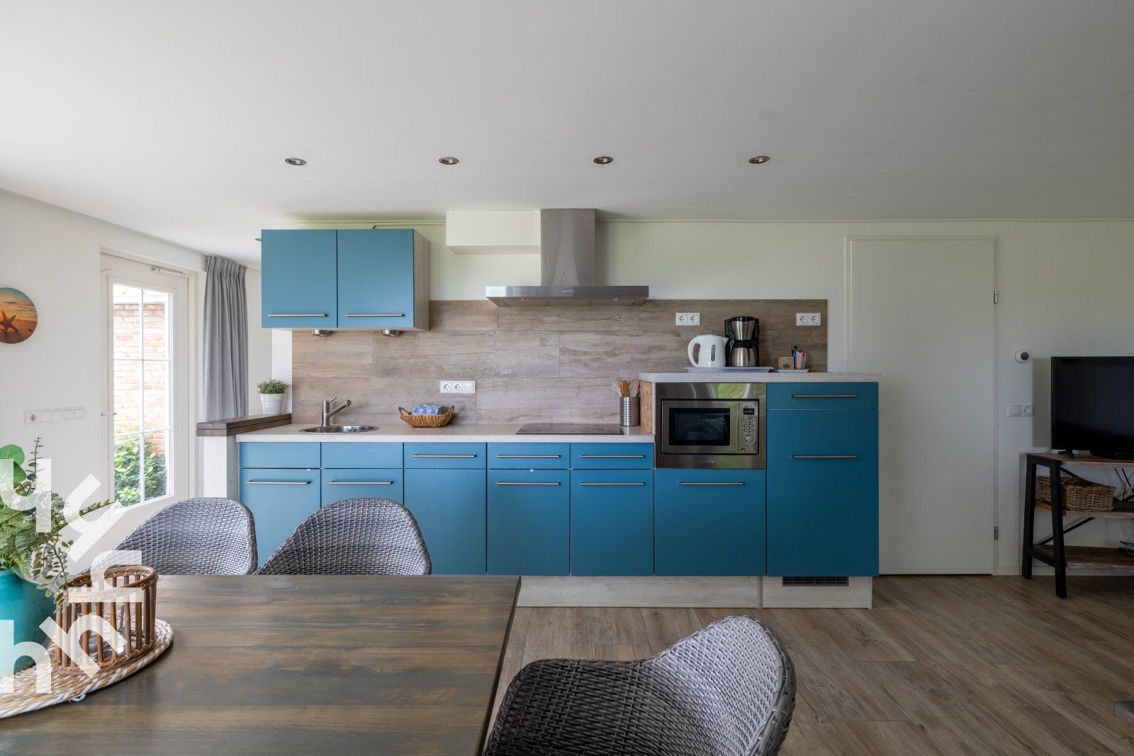 Terrasse mit Gartenmoebeln im Ferienhaus ZE257 in Aagtekerke, Walcheren, Zeeland.