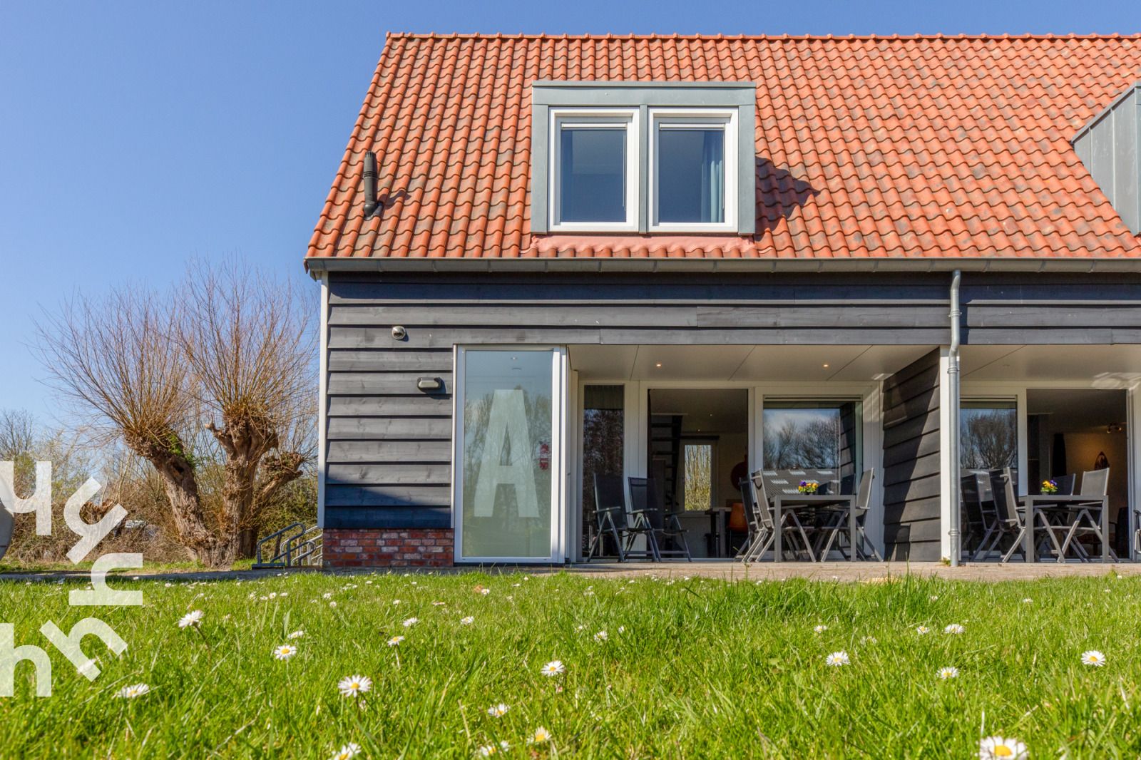 Vakantiehuis ZE1445 in Aagtekerke, Walcheren met zonnig terras en groene tuin.
