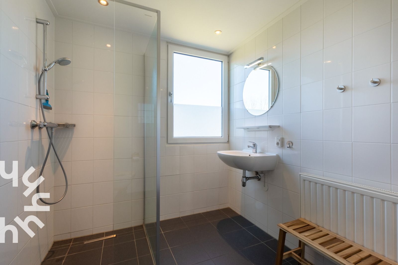 Moderne badkamer in vakantiehuis ZE1445 in Aagtekerke, Walcheren met douche en wastafel.
