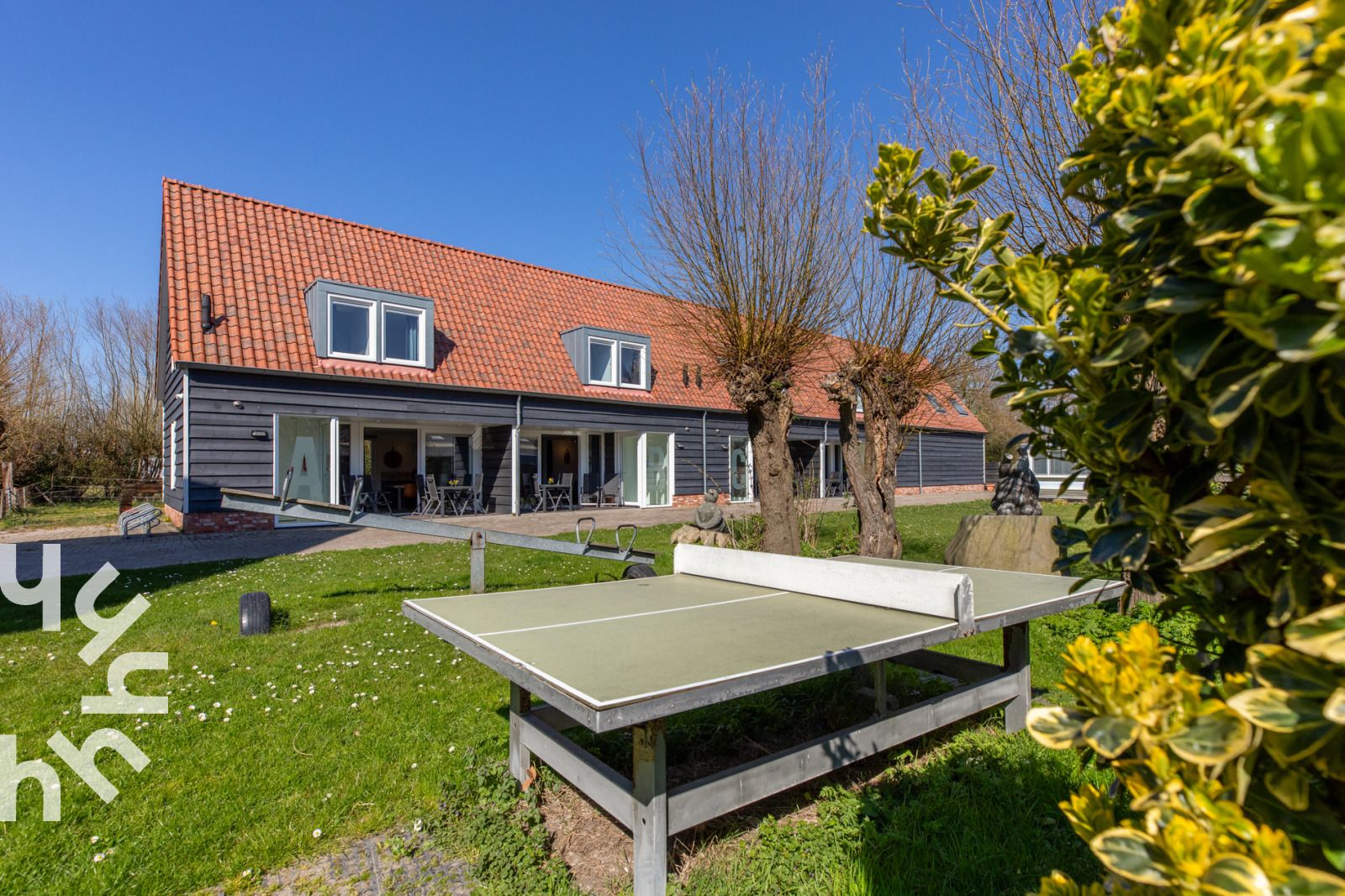 Woonkamer en keuken in vakantiehuis ZE1445, Aagtekerke, Walcheren met moderne inrichting.
