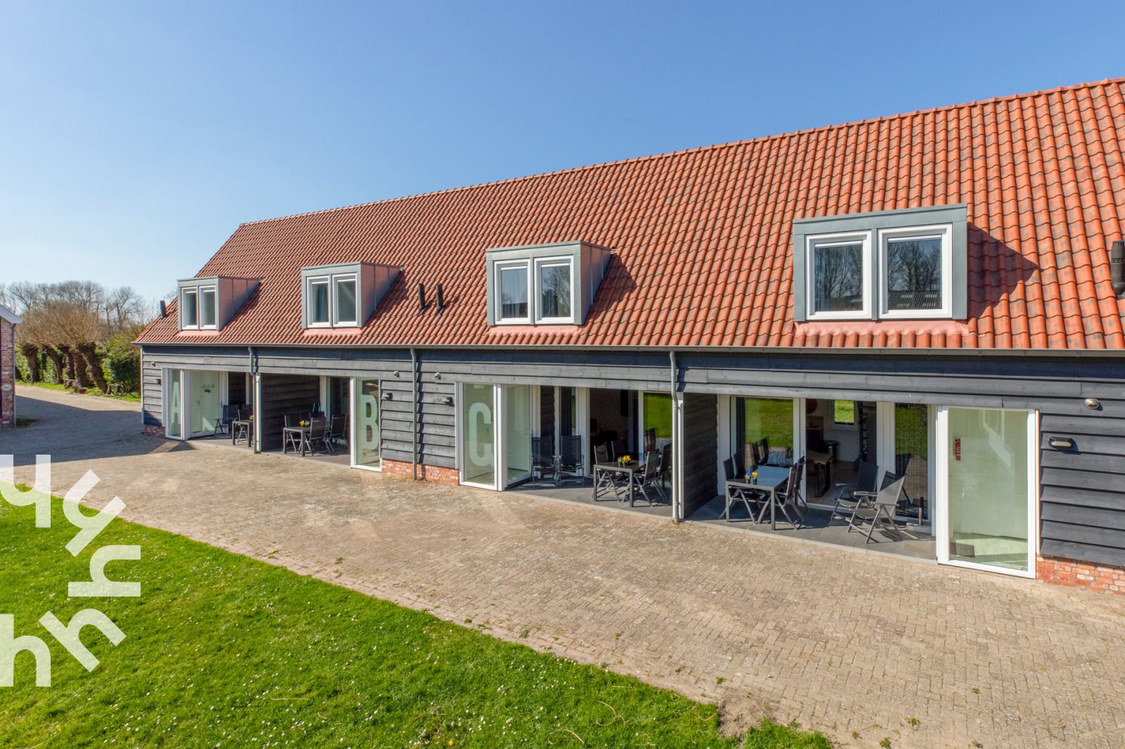 ZE1448 vakantiehuis in Aagtekerke, Walcheren, met zonnige veranda en moderne architectuur.