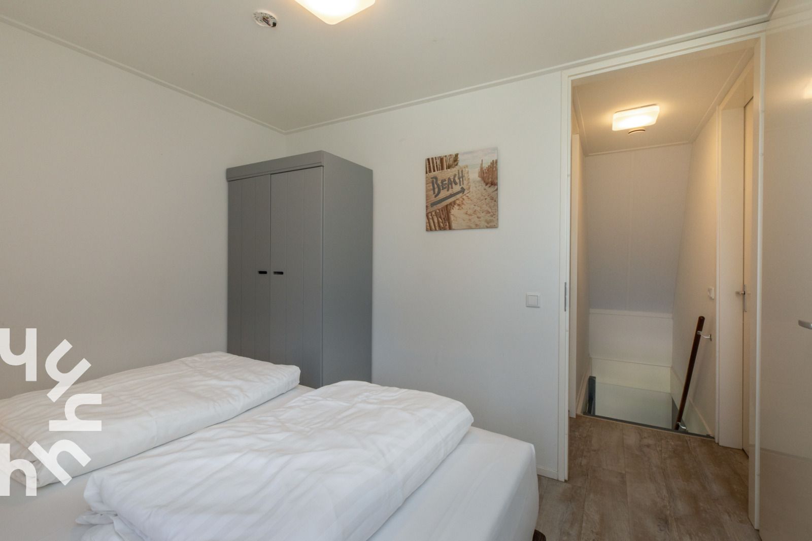 Ruime badkamer van ZE1448 vakantiehuis in Aagtekerke, Walcheren, met moderne douche.