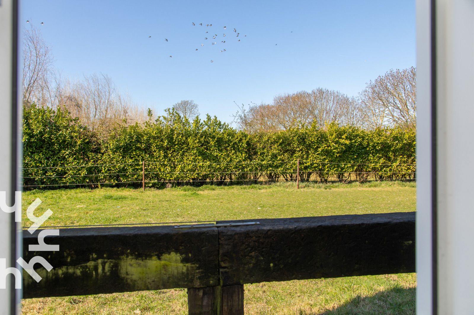Buitenterras van ZE1448 vakantiehuis in Aagtekerke, Walcheren, met uitzicht op tuin.