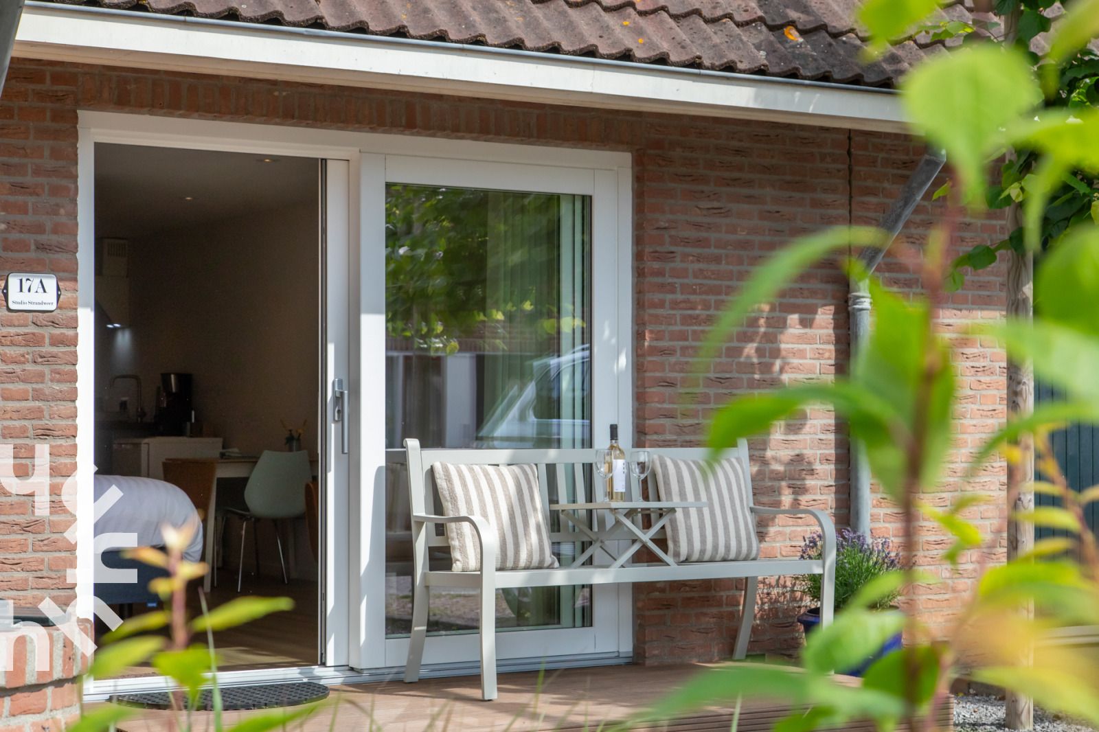 Zijaanzicht van vakantiehuis ZE1487 in Aagtekerke, Walcheren met groen omgeven veranda.