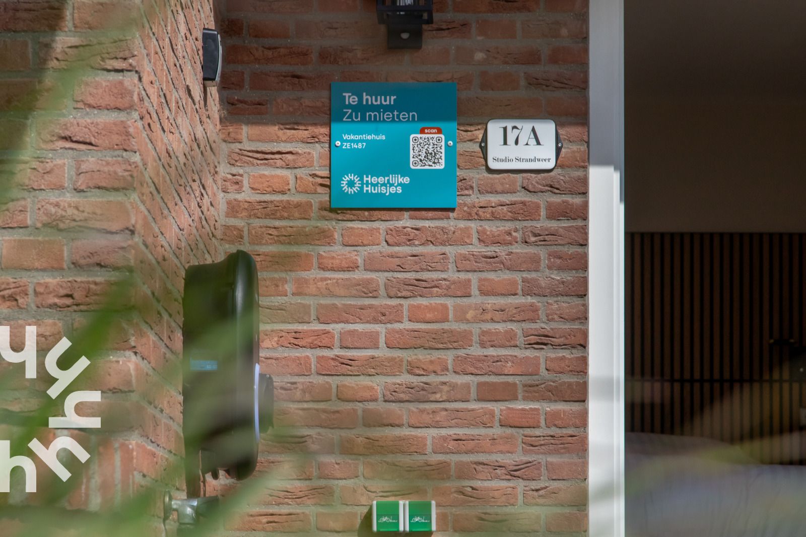 Fietsers op pad in de omgeving van vakantiehuis ZE1487 in Aagtekerke, Walcheren met uitzicht op de duinen.