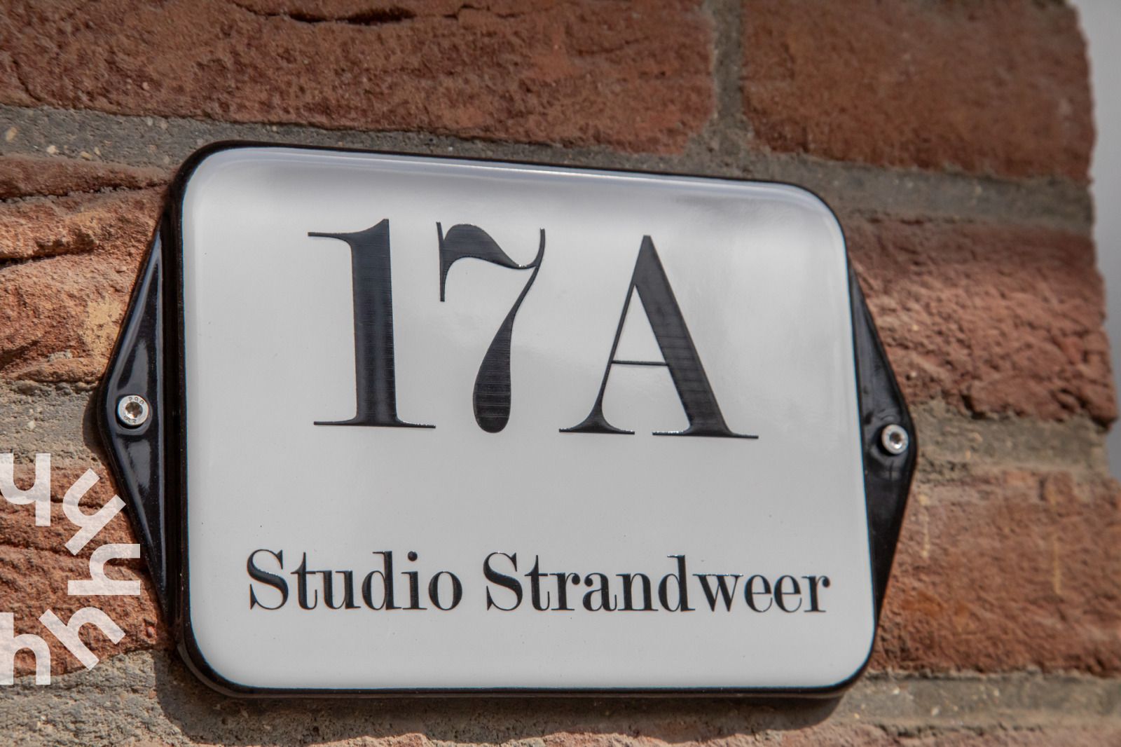 Ingang van vakantiehuis ZE1487 in Aagtekerke, Walcheren met laadpaal en fietsrekken.