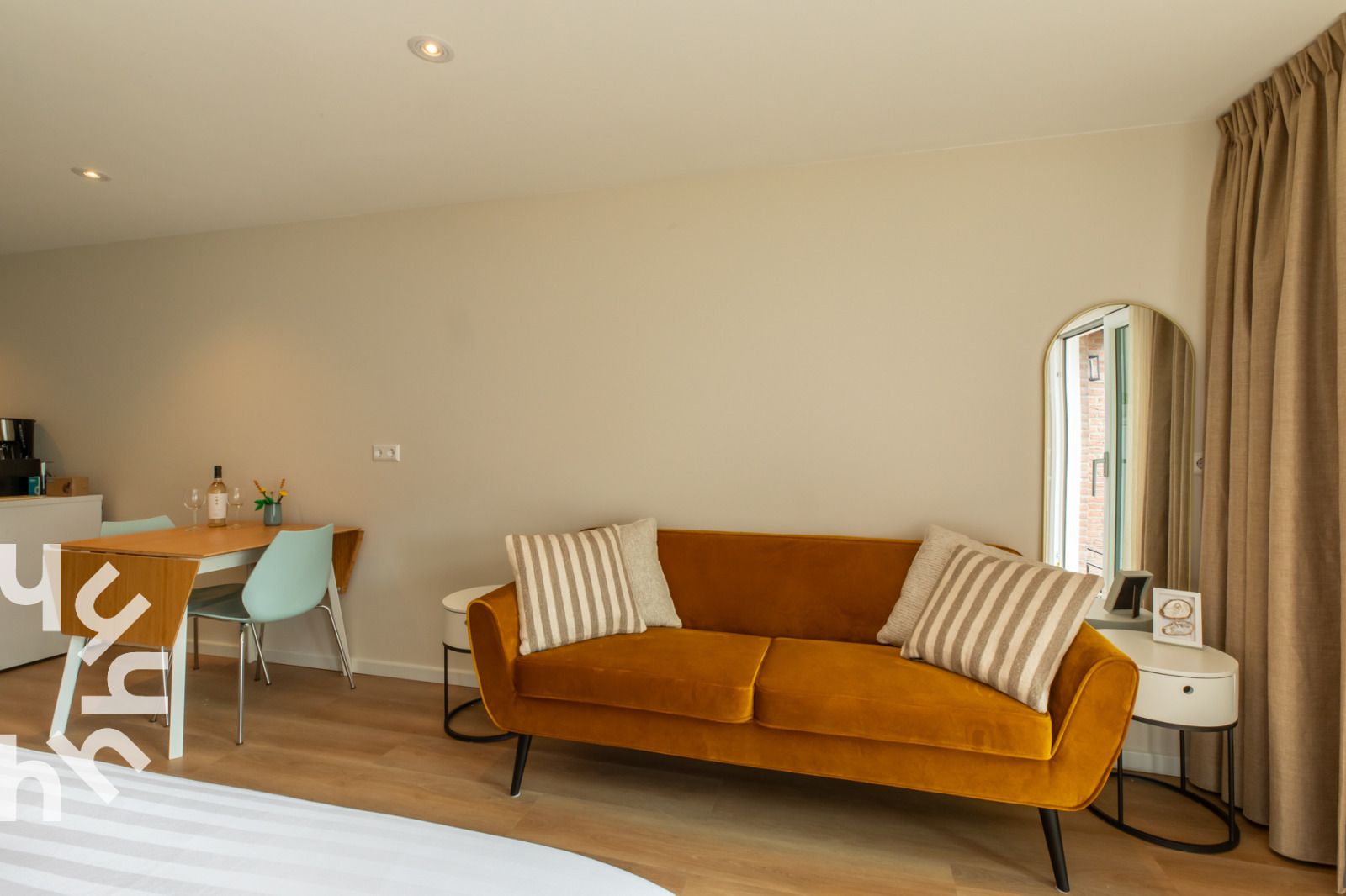 Interieur van vakantiehuis ZE1487 in Aagtekerke, Walcheren met ruime slaapkamer en moderne inrichting.