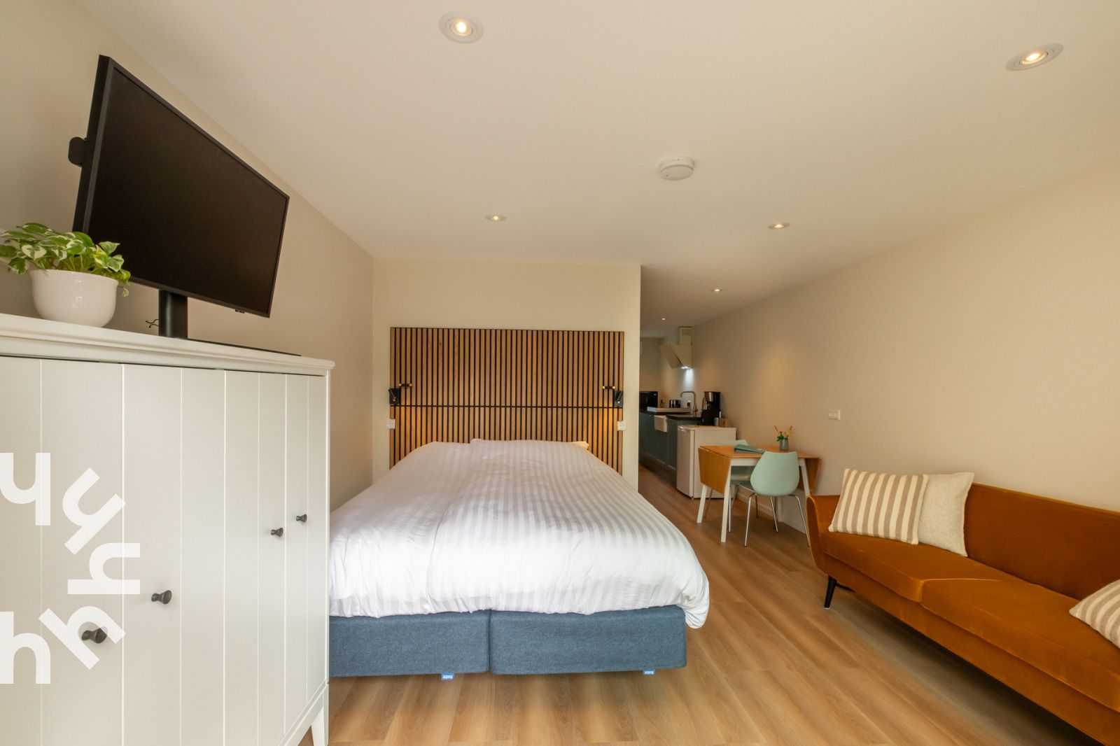 Keuken en eethoek in vakantiehuis ZE1487 in Aagtekerke, Walcheren voor gezellige maaltijden.