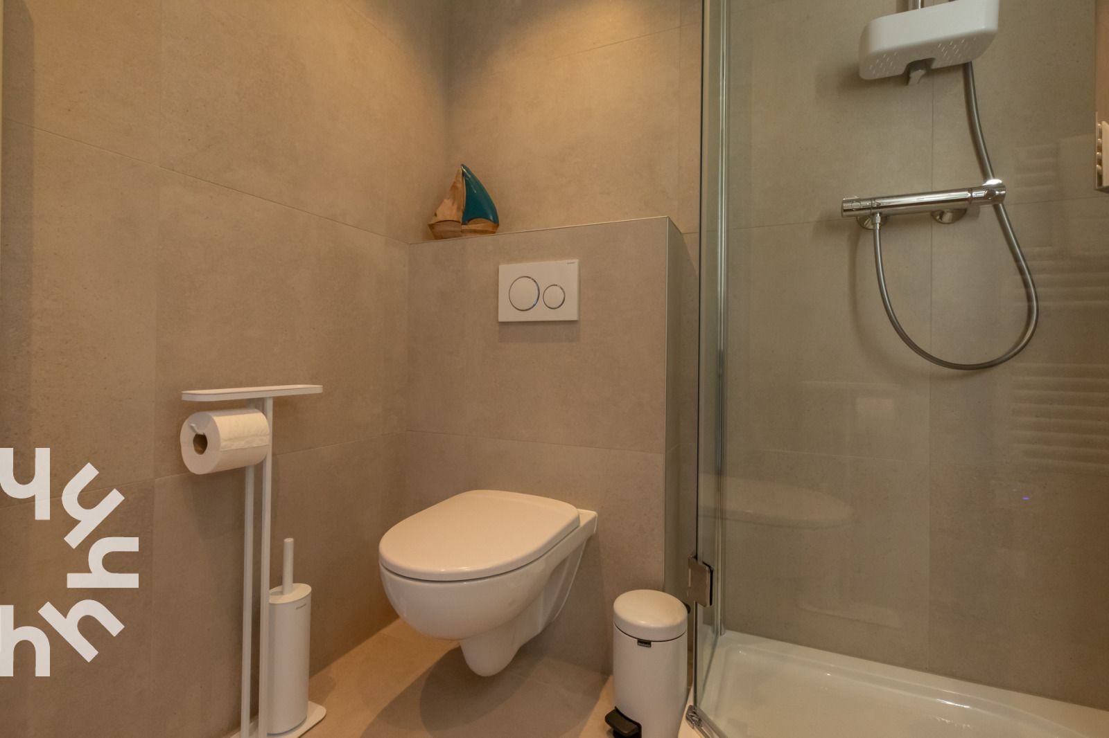 Ruime slaapkamer in vakantiehuis ZE1487 in Aagtekerke, Walcheren met stijlvolle details.