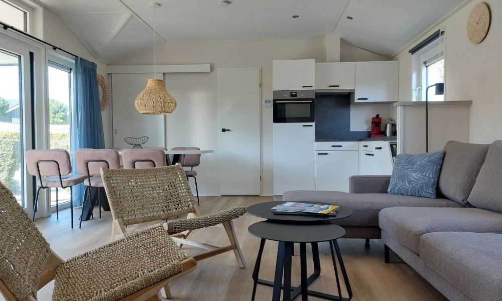 Modernes Wohnzimmer im Zeeotter 6 Persoons Chalet, Zoutelande, mit offener Kueche, Walcheren, Zeeland.