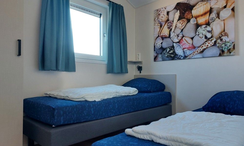 Gemuetliches Schlafzimmer mit zwei Einzelbetten im Chalet Zeeotter 6 Persoons, Zoutelande, Zeeland.