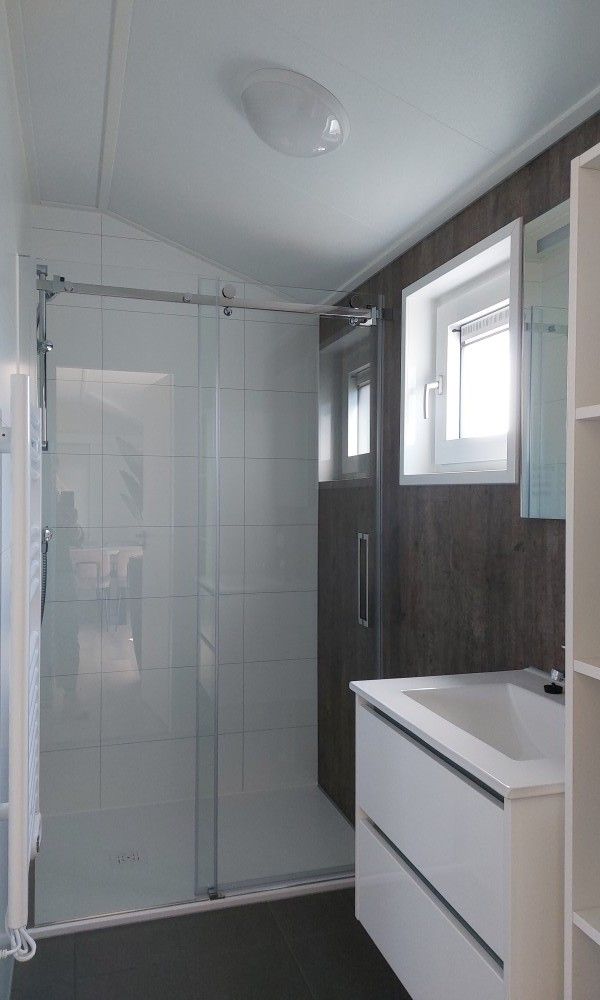 Luxurioeses Badezimmer mit Dusche im Chalet Zeeotter 6 Persoons, Zoutelande, Walcheren, Zeeland.