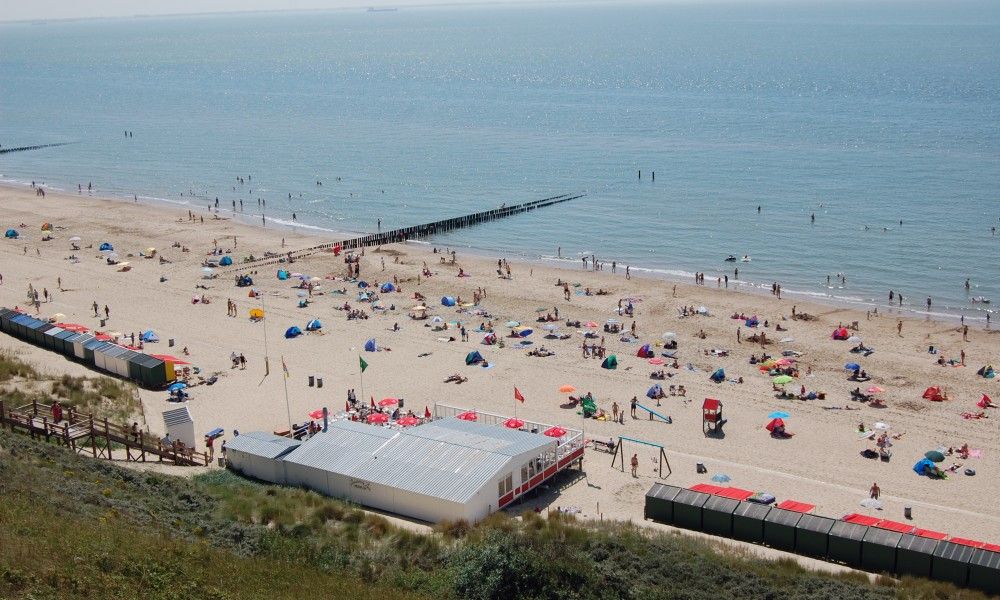 Geschaeftiger Sommertag am Strand von Zoutelande, in der Naehe des Chalets von Zeeotter 6 Persoons, Zeeland.