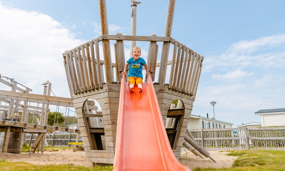 Kind spielt auf dem Spielplatz beim Chalet Zeeotter 6 Persoons, Zoutelande, Walcheren, Zeeland.