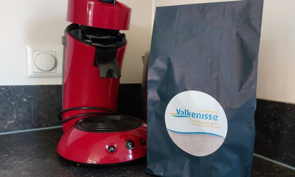 Kaffeemaschine in der Kueche des Zeeotter 6 Personen chalet, Zoutelande, Walcheren, Zeeland.