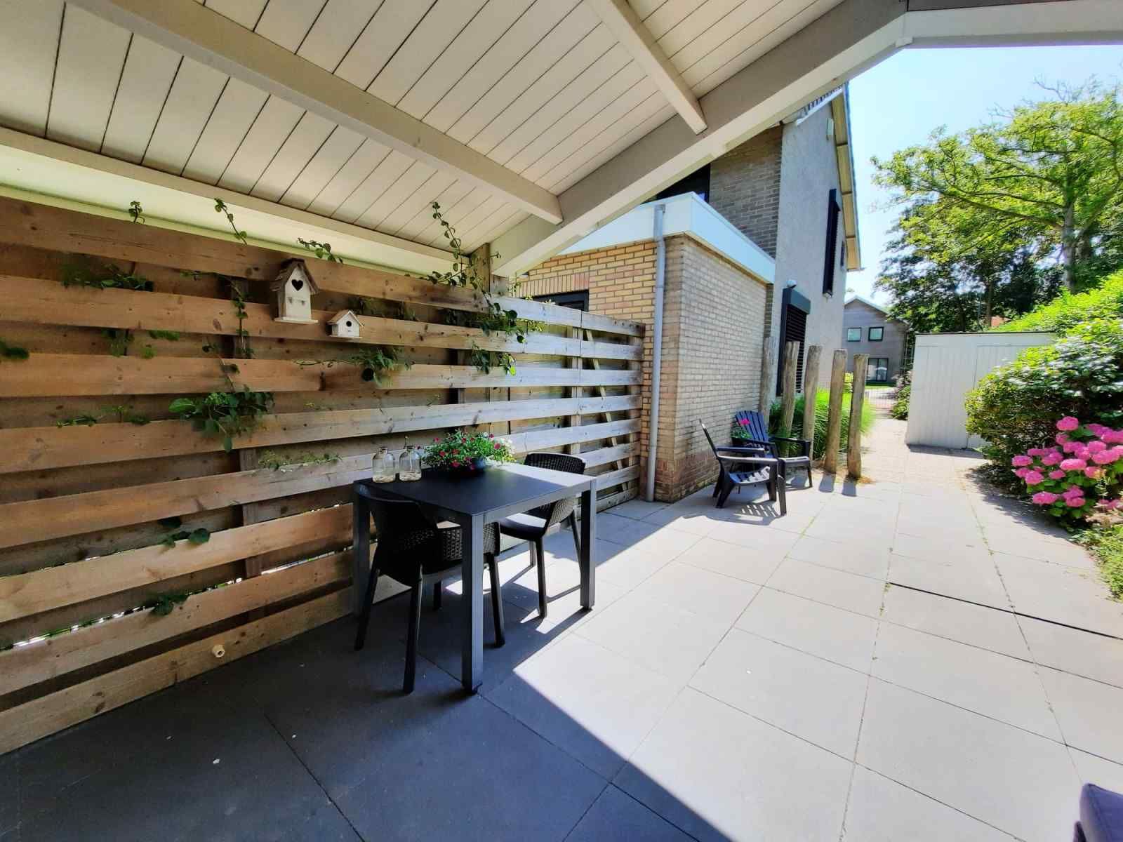 Weg zum Ferienhaus ZE267 in Zoutelande, Walcheren, umgeben von ueppiger Natur und Privatsphaere.