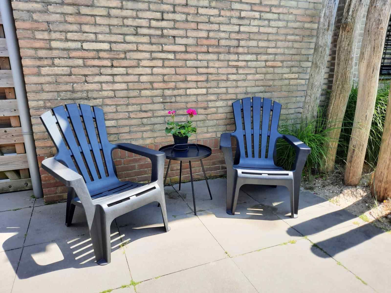 Frau spaziert zum Strand in Zoutelande, Walcheren, eine ruhige Erfahrung in der Naehe des Ferienhauses ZE267.