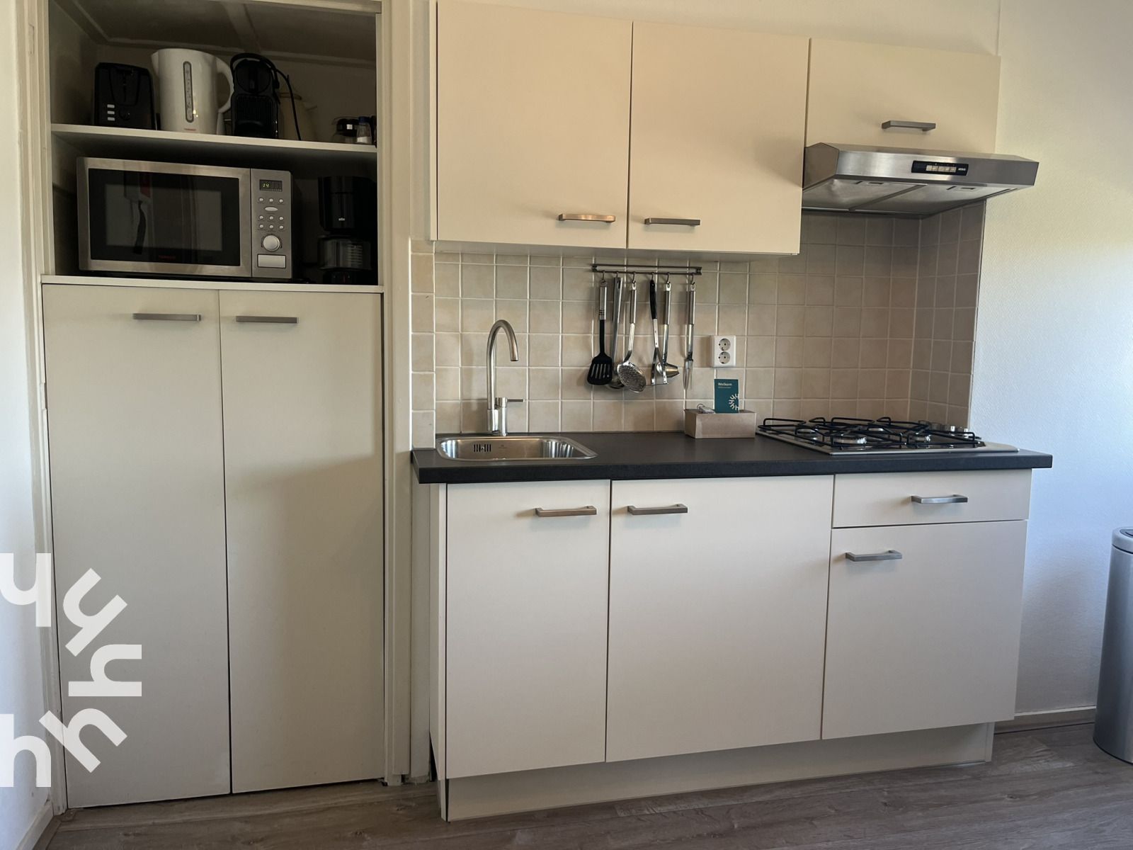 Dining area with a view in vacation home ZE303, Zoutelande, Walcheren, for cozy meals.